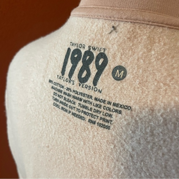 Taylor‎ Swift Women’s 1989 Album Cover Tour Pink Pullover Soft Sweater - Picture 2 of 4